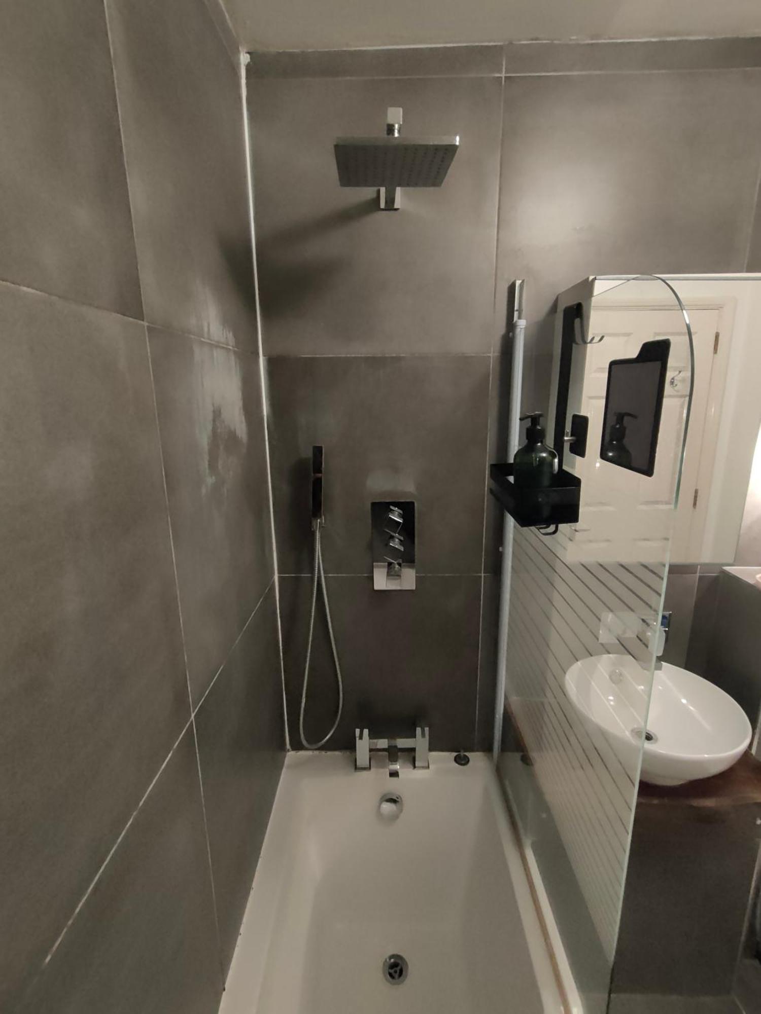Free Parking 4 Beds Flat 15 Min Train To Victoria Bridge St Paul Cathedral * Londra